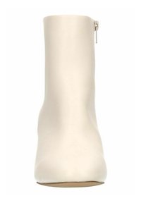 Bottines blanches, cuir lisse, bout pointu, hauteur moyenne, détail de zip latéral, design minimaliste, semelle plate, couleur neutre.