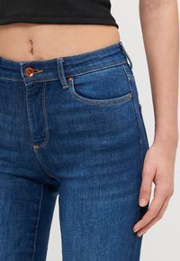 ONLY Tall ONLANN MID  - Džinsi ar paplatinātiem galiem - dark blue denim
