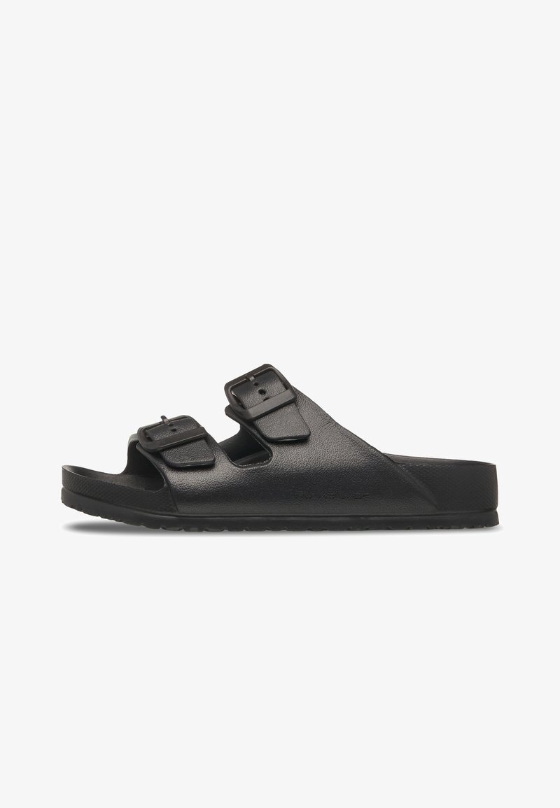 Čierne šľapky s textúrovaným syntetickým zvrškom, dvoma nastaviteľnými popruhmi s prackami a plochou gumovou podrážkou pre pohodlie.