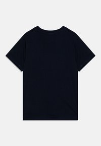 Mörk marinblå kortärmad t-shirt, tillverkad av mjukt bomull, med rund halsringning och rak fåll utan synliga grafiska motiv eller detaljer.
