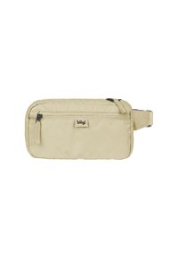 Marsupio beige realizzato in tessuto testurizzato. Presenta una tasca con zip e una tracolla regolabile. Forma rettangolare semplice con un'etichetta del logo.