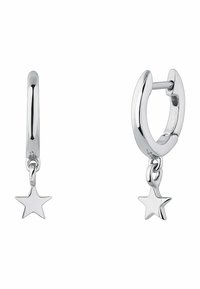 Pendientes de aro de plata con un charm de estrella. El diseño cuenta con metal pulido, una textura suave y un cierre de gancho seguro.