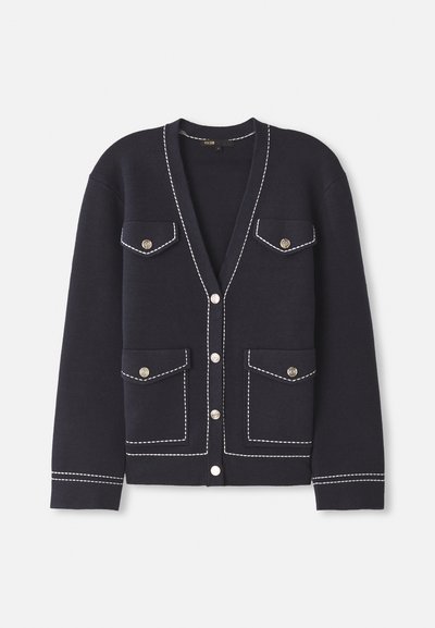 Marinblå cardigan i mjukt stickat tyg med kontrasterande vit söm, som har två framfickor och runda silverknappar.