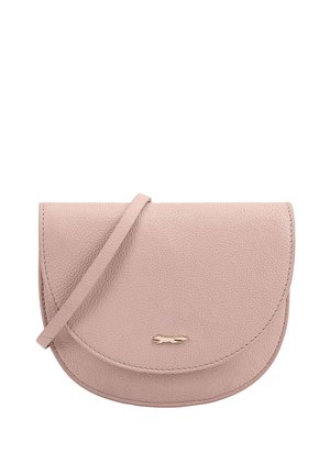 Petit sac bandoulière en cuir texturé rose clair avec rabat et sangle fine, présentant un petit logo doré au centre devant.
