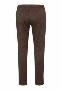 Bruine broek met een gestructureerde afwerking, slim fit, achterzakken en een tailleband met een klein logo. Geen zichtbare details aan de voorkant.