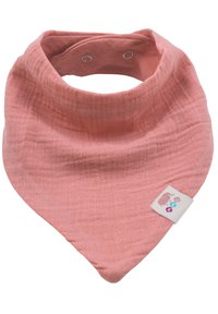 Bavoir bandana rose corail en tissu doux, avec un design drapé et une étiquette logo ornée d'icônes colorées sur un côté.