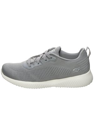 Baskets de sport grises Skechers avec dessus en maille, fermeture à lacets, semelle blanche côtelée et languette au talon, vues de profil.