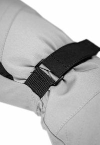 Grau stoff mit einer weichen textur; verfügt über einen schwarzen riemen mit einer schnalle zur befestigung. Das design betont funktionalität und sichere schließung.