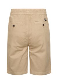 Shorts en coton beige avec une ceinture élastique, comprenant deux poches arrière à boutons et une coupe décontractée et ample.