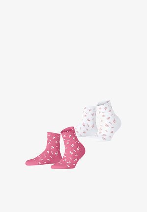 Deux paires de chaussettes courtes, une rose avec des motifs floraux blancs, une blanche avec des motifs floraux roses, présentées sur un fond blanc.