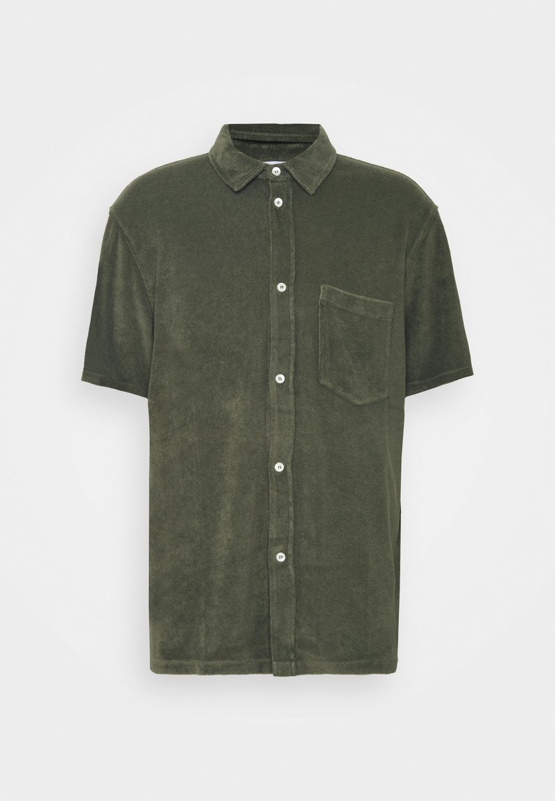 Chemise à manches courtes vert olive avec col et poche poitrine, en tissu doux et texturé.