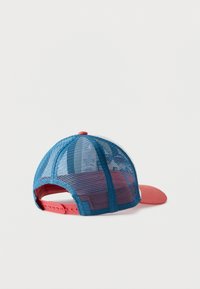 Καπέλο μπέιζμπολ με κόκκινο γείσο και ρυθμιζόμενο κόκκινο λουράκι, μπλε πλεκτή πίσω πλευρά, φαίνεται από το πίσω μέρος σε λευκό φόντο.