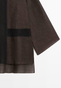 Bruine gestructureerde kimono-stijl jas met losse mouwen en zwarte, gestructureerde verticale en horizontale biezen.