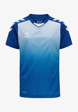 Niebieska koszulka sportowa z gradientowym wzorem od jasnego do ciemnego, krótki rękaw, dekolt w serek i białe akcenty na ramionach. Wyświetlone logo marki.