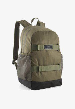 Olivgrüner Puma-Rucksack mit zwei Reißverschlussfächern, Netzseitentaschen, verstellbaren Trägern und schwarzem Bodenpanel.