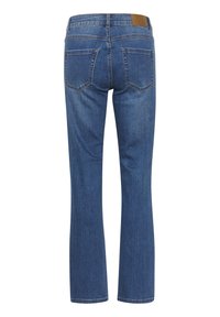 Uppvikta blå jeans med en slät denimtextur, fem fickor och en brun läderlapp på midjebandet. Bakview visar sömnadsdetaljer.
