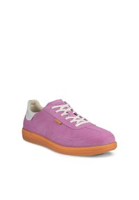 Ροζ σουέντ αθλητικό παπούτσι με λευκά κορδόνια και ταμπά τακούνι, ταμπά καουτσούκ σόλα και μικρό καφέ πλαϊνό ταμπελάκι, σε ελαφρώς πλάγια οπτική γωνία.