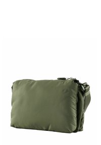 Sac matelassé vert olive de forme rectangulaire, doté d'une fermeture éclair et d'une sangle réglable. Texture lisse et design minimaliste.