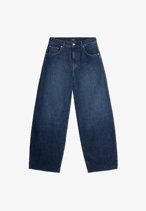 Jeans de ganga de perna larga azul-escuro com cintura alta, apresentando quatro bolsos, passantes para cinto e um acabamento com bainha crua. Textura uniforme por toda a peça.