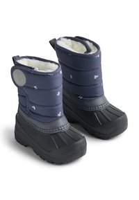 Granatowe ocieplane zimowe buty z białymi akcentami, pikowanym wierzchem, teksturowaną czarną gumową podeszwą oraz uchwytem ułatwiającym zakładanie.