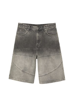 Grå denim shorts med en falmet effekt, der har buede sømdetaljer, standardlommer og en klassisk knap- og lynlåslukning.