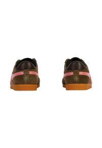 Braune Wildledersneaker mit pinken Akzenten und einem braunen Lederabsatz. Gummisohle mit strukturiertem Grip. Niedrigprofillines, abgerundetes Design.