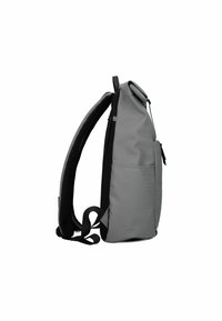 Mochila gris con un diseño elegante, que cuenta con un bolsillo frontal texturizado, correas ajustables y un cierre superior. Fabricada con un material duradero y resistente al agua.