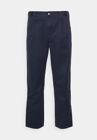 Marineblauwe katoenen broek met rechte pijpen, voorzien van een metalen knoopsluiting en ceintuurlussen. Soepele textuur, minimale details.