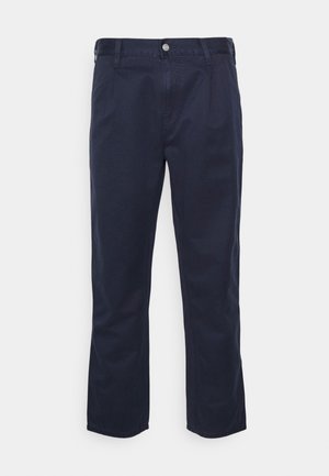 Pantalons en coton bleu marine avec une coupe droite, dotés d'une fermeture à bouton en métal et de passants de ceinture. Texture lisse, détails minimaux.