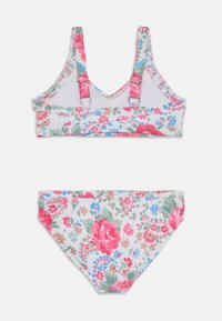 Blumiges BikinSet mit einem Muster in Pink, Grün und Blau. Das Oberteil hat verstellbare Träger, während der Slip einen klassischen Schnitt bietet.