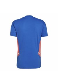 Modré tričko vyrobené z bavlny, s krátkým rukávem a kulatým výstřihem. Výrazné oranžové boční akcenty a tenké bílé pruhy.