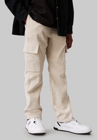 Calvin Klein Jeans Pantaloni cargo - pelican