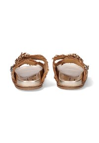 Sandalias de cuero marrón con un diseño texturizado, que cuentan con acentos decorativos y una plantilla metálica dorada. Con talón abierto y suela plana.