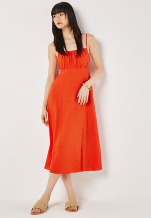 Maxikleid in leuchtendem Orange mit tailliertem Oberteil, das Raffungen aufweist, und dünnen Trägern, aus einem leichten Stoff gefertigt.