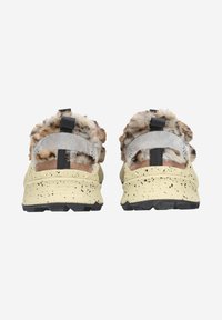 Bledě žluté slip-on boty s fuzzy zadní částí a tmavými skvrnami; mají šedou semišovou část a černé pásky s leopardím vzorem na srsti.