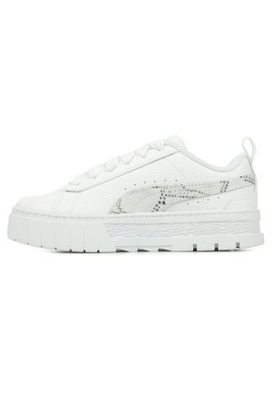 Baskets en cuir blanc avec une finition texturée, dotées d'une accent en argent et d'une semelle blanche épaisse. Conçues avec un devant lacé et une languette.
