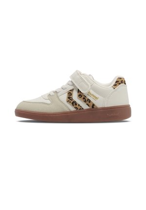Lavtop hvid sneaker med brun sål, leopardprint detaljer, velcrobånd og snørelukning foran på en ensfarvet hvid baggrund.