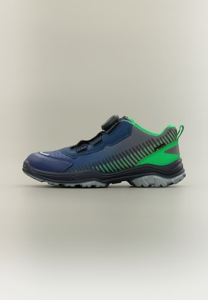 Chaussure de randonnée basse avec dessus bleu et vert, semelle noire texturée, et système de fermeture sécurisé par molette.