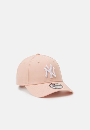 Cappello da baseball rosa in tessuto, con logo NY ricamato in bianco sulla parte frontale e visiera strutturata. Chiusura posteriore regolabile.