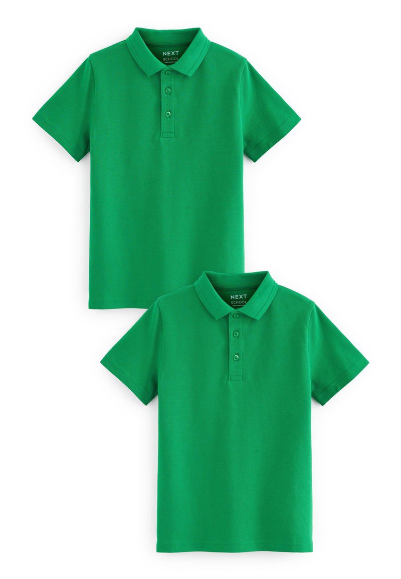 Zelené bavlněné polo trička, krátké rukávy, dva knoflíky u límce, hladká textura, vystavená ve stohovaném uspořádání.