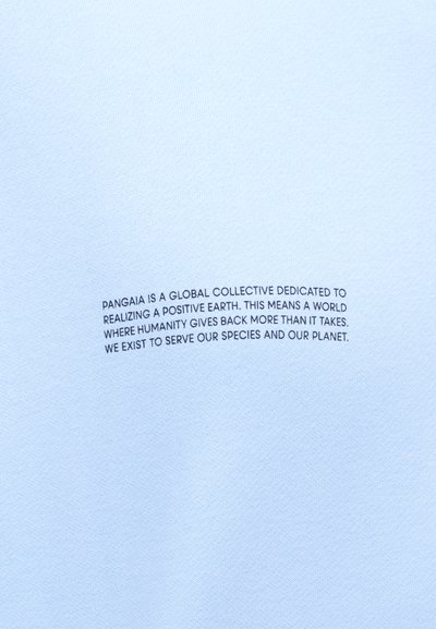 Světlomodrá látka s černým potiskem textu, který uvádí misi Pangaia podporovat pozitivní přístup k Zemi a sloužit lidstvu a planetě.