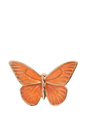 Orange Schmetterlingsbrosche mit goldfarbenen Rändern. Verfügt über ein strukturiertes Flügeldesign mit sichtbaren Adern und einer glatten, glänzenden Oberfläche.