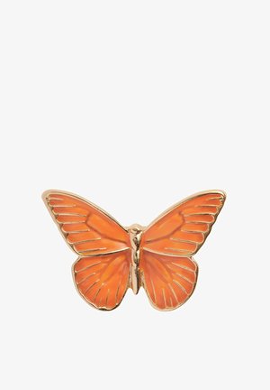 Broche en forme de papillon orange avec des bords en ton doré. Présente un design de ailes texturées avec des veines visibles et une finition lisse et brillante.