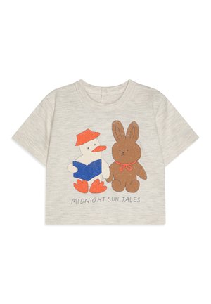 Helles graues T-Shirt mit kurzen Ärmeln, das einen bedruckten Enten- und Hasen-Motiv zeigt, die ein Buch halten, mit Akzenten in Orange und Braun. Der Text unten lautet "MITTERNACHS-SUNNEN-GESCHICHTEN."