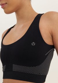 Even&Odd active MEDIUM SUPPORT SEAMLESS SPORTS BRA WITH CUT OUT RACER BACK - Sujetadores deportivos con sujeción media - black