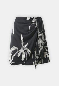 Svart omslagsskjørt med hvit tropisk bladtrykk, lett stoff, flytende design og sidesnor detalj. Glatt tekstur gjennom hele.