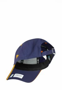Marineblaue Baseballmütze mit orangefarbenen Akzenten. Verfügt über einen verstellbaren Riemen, einen strukturierten Schirm und ein Innenfutter mit bedruckten Etiketten.