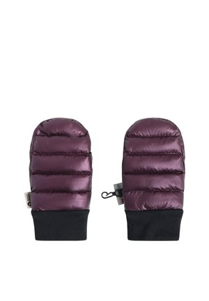 Paar glänzende lila gepolsterte Fausthandschuhe mit schwarzen Bündchen und kleinen Etiketten, nebeneinander auf weißem Hintergrund dargestellt.
