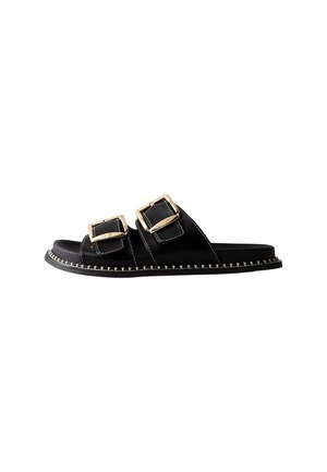 Sort åben tå slide sandal med to brede stropper og guld rektangulære spænder, og en syning langs sålens kant.