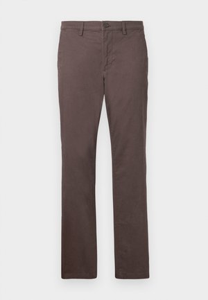 Pantalon en coton marron avec une coupe droite, fermeture à bouton et poches avant. Texture lisse et lignes épurées.